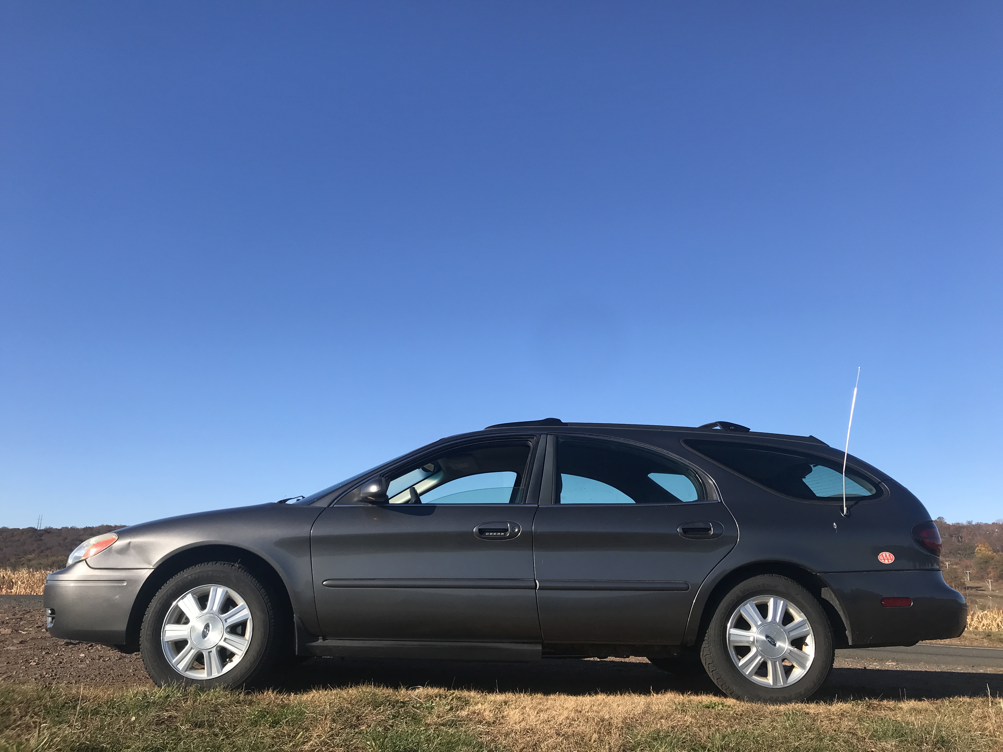 2005 Ford Taurus S Comfort Wagon — hero